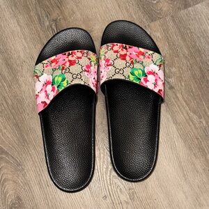 Gucci Floral GG Slide Sandals in Pink and Black